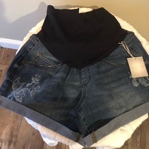 Boyfriend Maternity Cuffed denim shorts